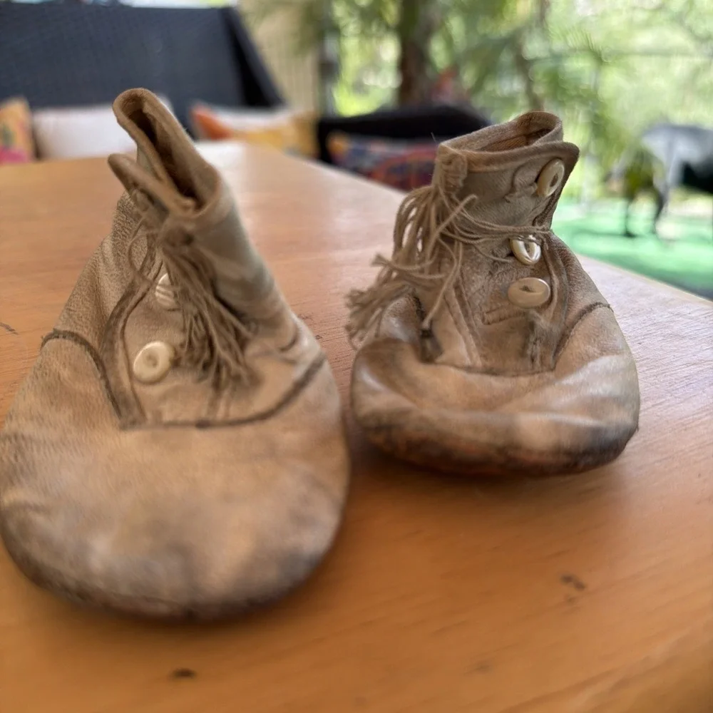 ANTIQUE VICTORIAN CREAM KID LEATHER BABY CHILD SHOES 3 BUTTON HIGH TOP TASSLE
